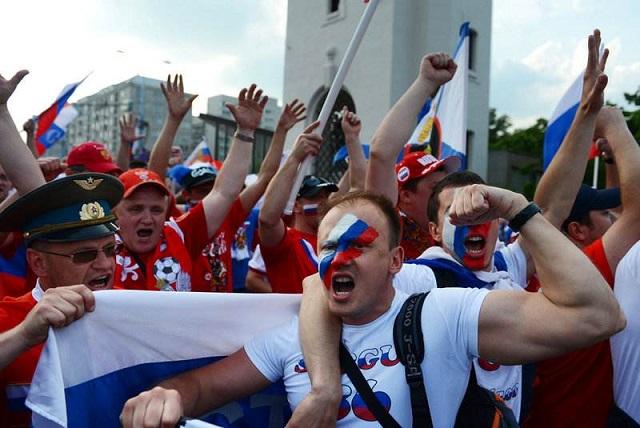 欧洲杯俄罗斯球迷暴打英格兰球迷